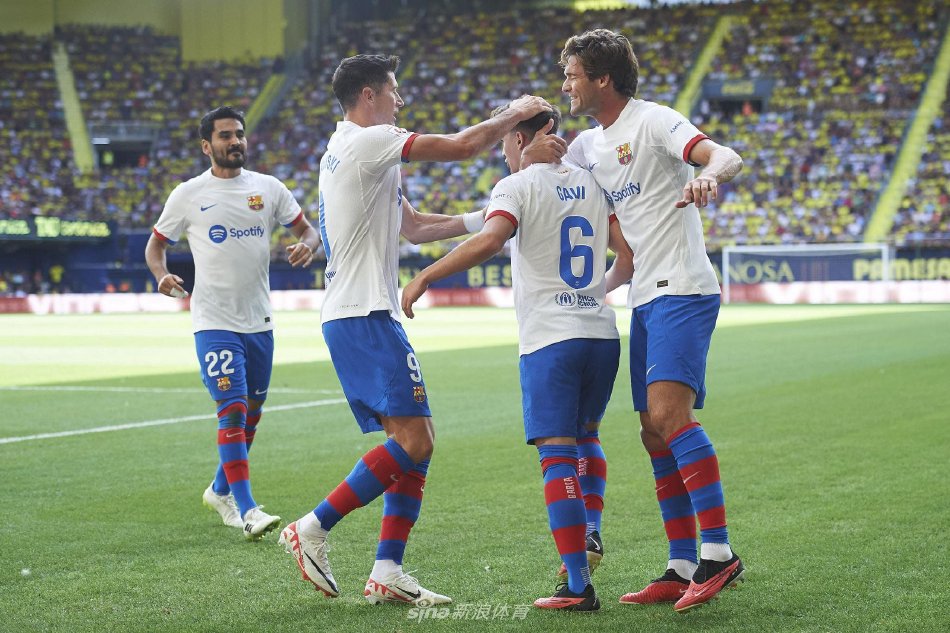 国足肩负着 国足肩负着